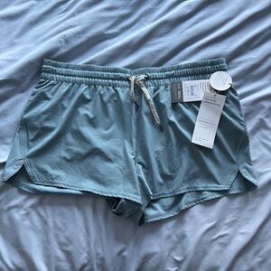 New with tags vuori clementine shorts